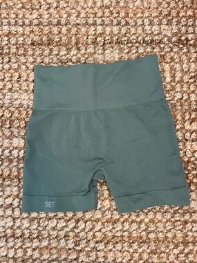Set Active seamless biker shorts in sage green